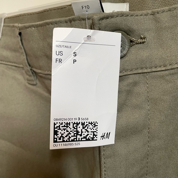 H&M Men’s Green Cargo Shorts Size Small - Picture 2 of 3